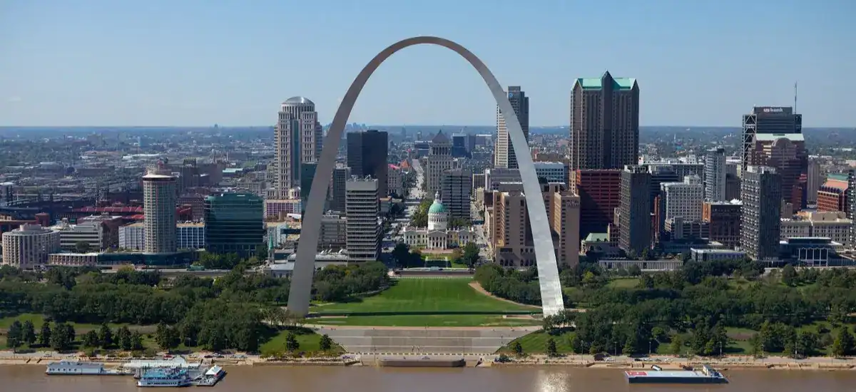 Beautiful view of St. Louis Gateway Arch, with river in the front.